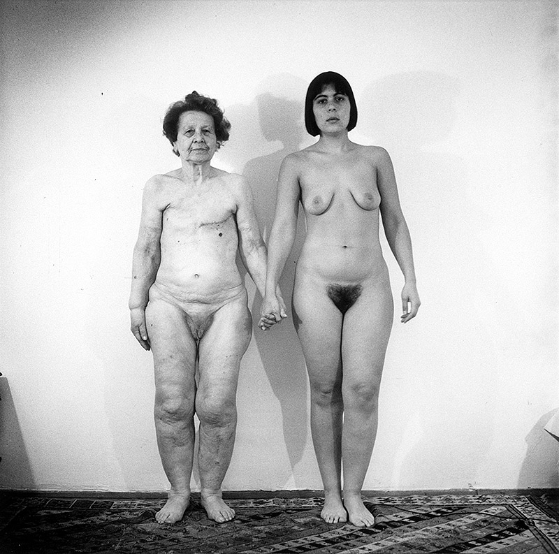 Exposición 14 Millones de Ojos. Colección, Fotografía, Público foto en blanco y negro de 2 mujeres cogidas de la mano