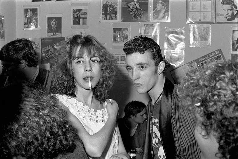 Exposición 14 Millones de Ojos. Colección, Fotografía, Público foto en blanco y negro de 2 jóvenes rockeros