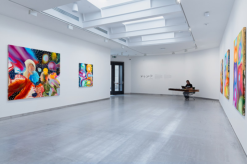 Aaron Johnson, vista de la exposición con pinturas al oleo psicodéilcas con mucho colorido