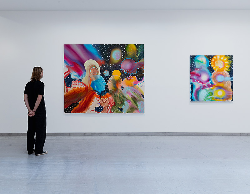 Aaron Johnson, vista de la exposición con pinturas al oleo psicodéilcas con mucho colorido