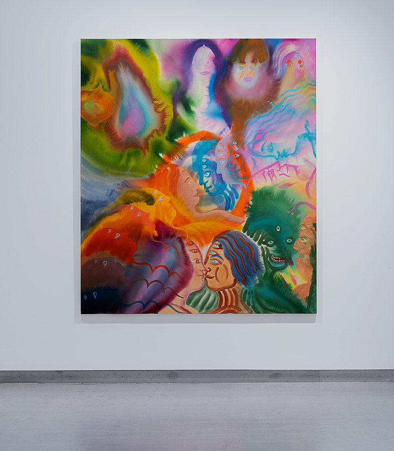 Aaron Johnson, vista de la exposición con pinturas al oleo psicodéilcas con mucho colorido