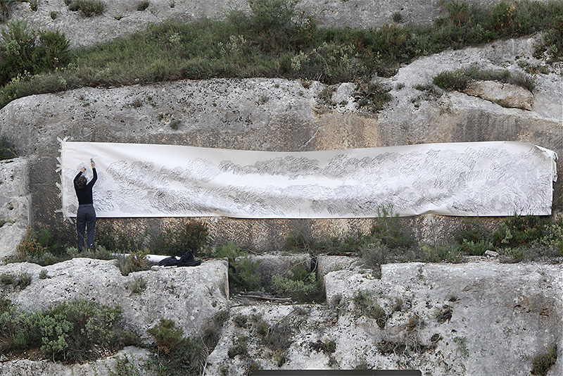 Abierto Valencia 2025 - imagen de una mujer pintando en la montaña