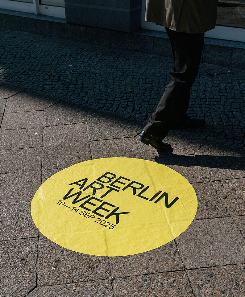 Berlin Art Week 2025 poster en el suelo
