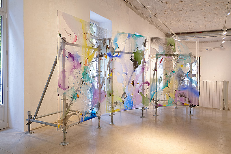 Vista de una pieza tipo tríptico de la exposición.