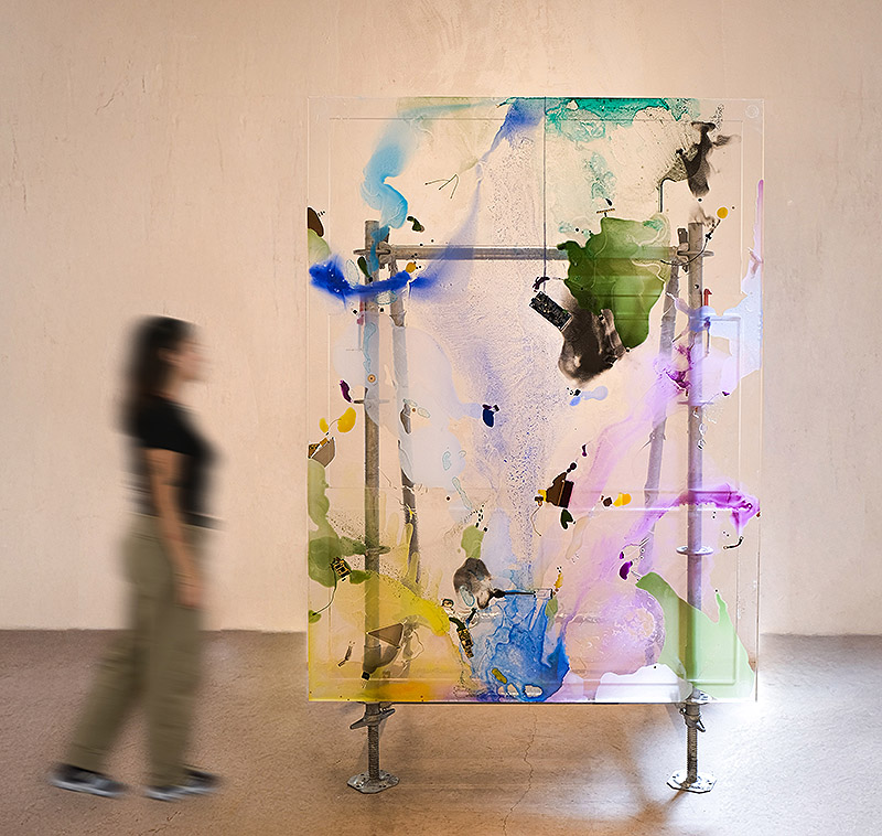 Vista de una de las piezas de la instalación con color.