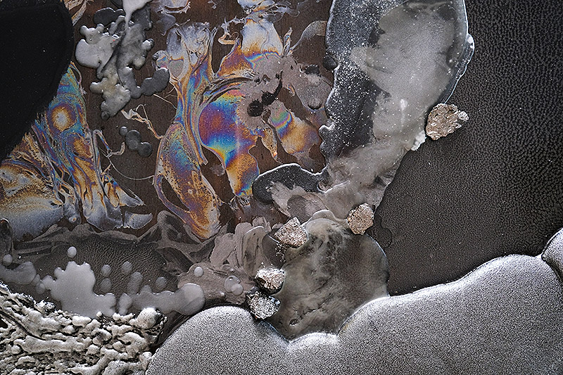 Detalle de una pieza de la exposición con tonos negros.