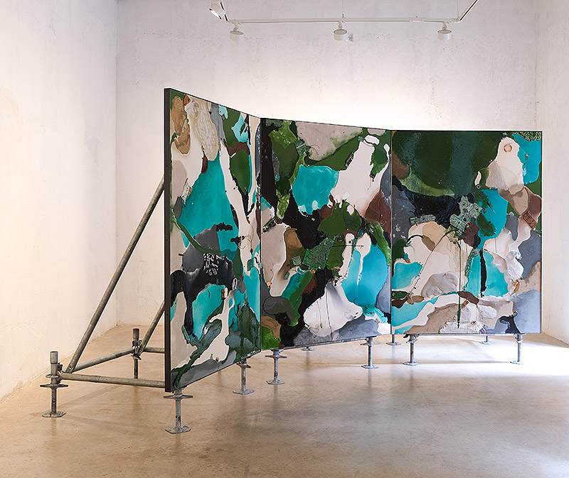 Vista de otro tríptico de la instalación con colores de metales