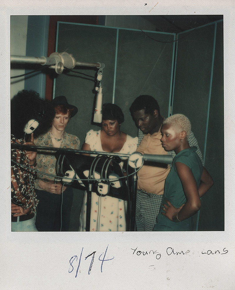 Foto polaroid de coristas junto a David Bowie