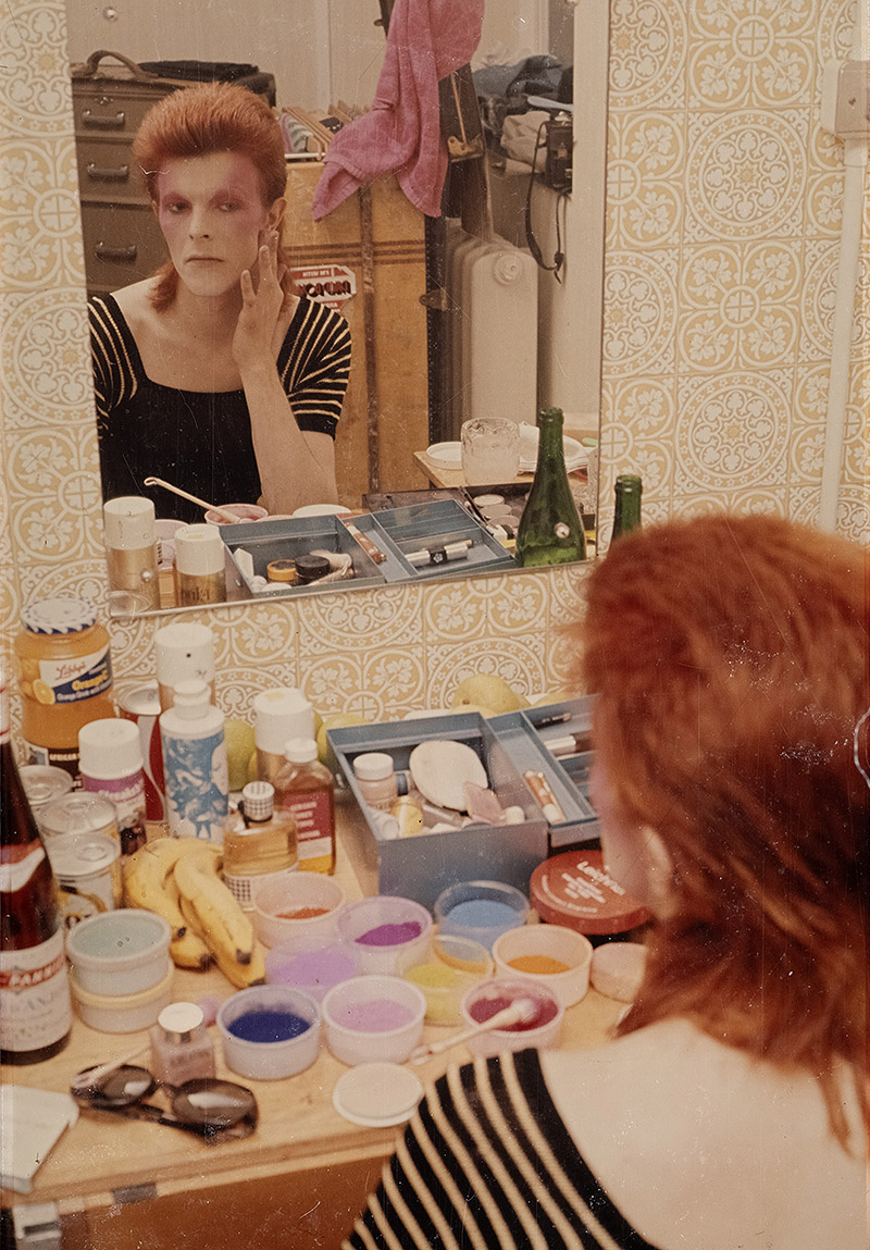 Foto de David Bowie maquillándose