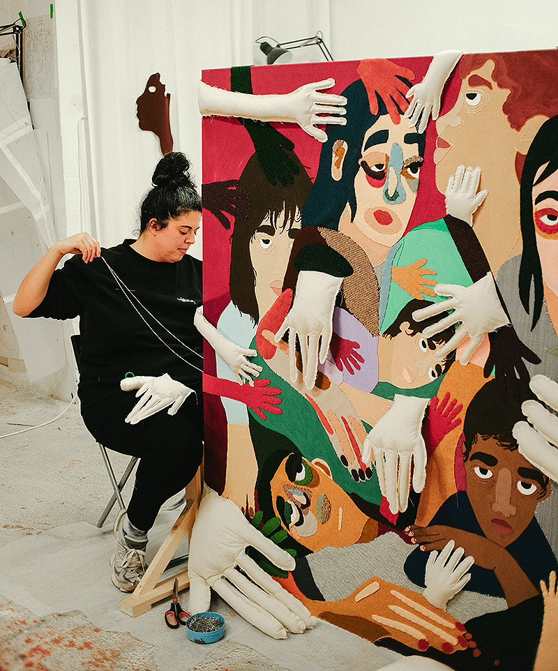 Ela Fidalgo - retrato de la artista bordando un tapiz