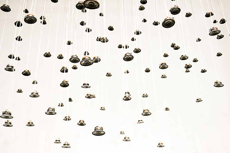 Primer plano de altavoces colgados