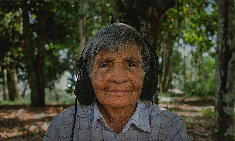 Imagen de indígena con cascos