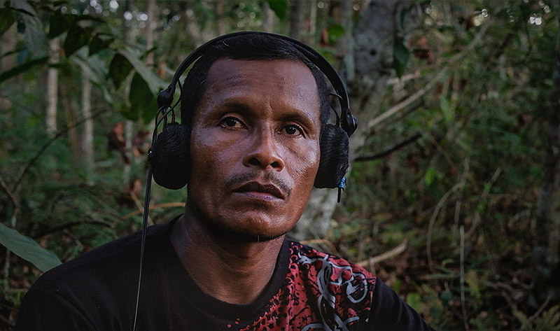 Imagen de indígena con cascos