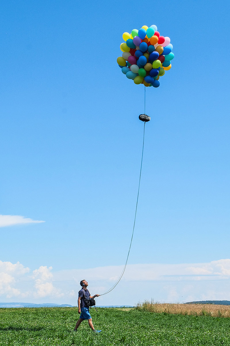 Vista de artista haciendo escucha al aire libre