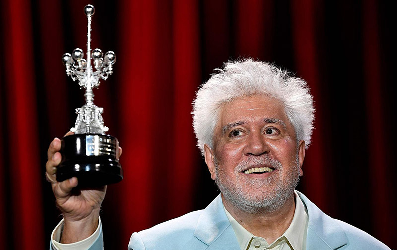 Festival de San Sebastián - Almodovar recogiendo el premio
