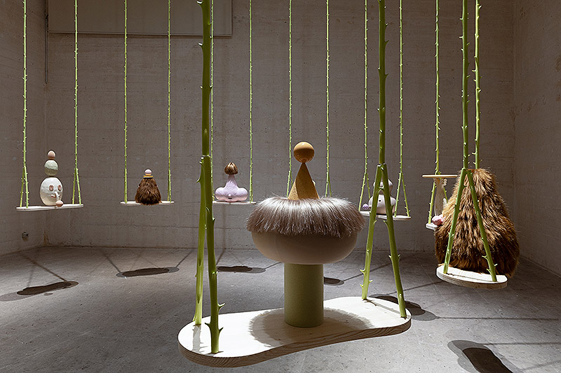 Grip Face - vista de la instalación en la fundación Joan Miró de Mallorca - columpios en los que hay pequeñas estatuillas