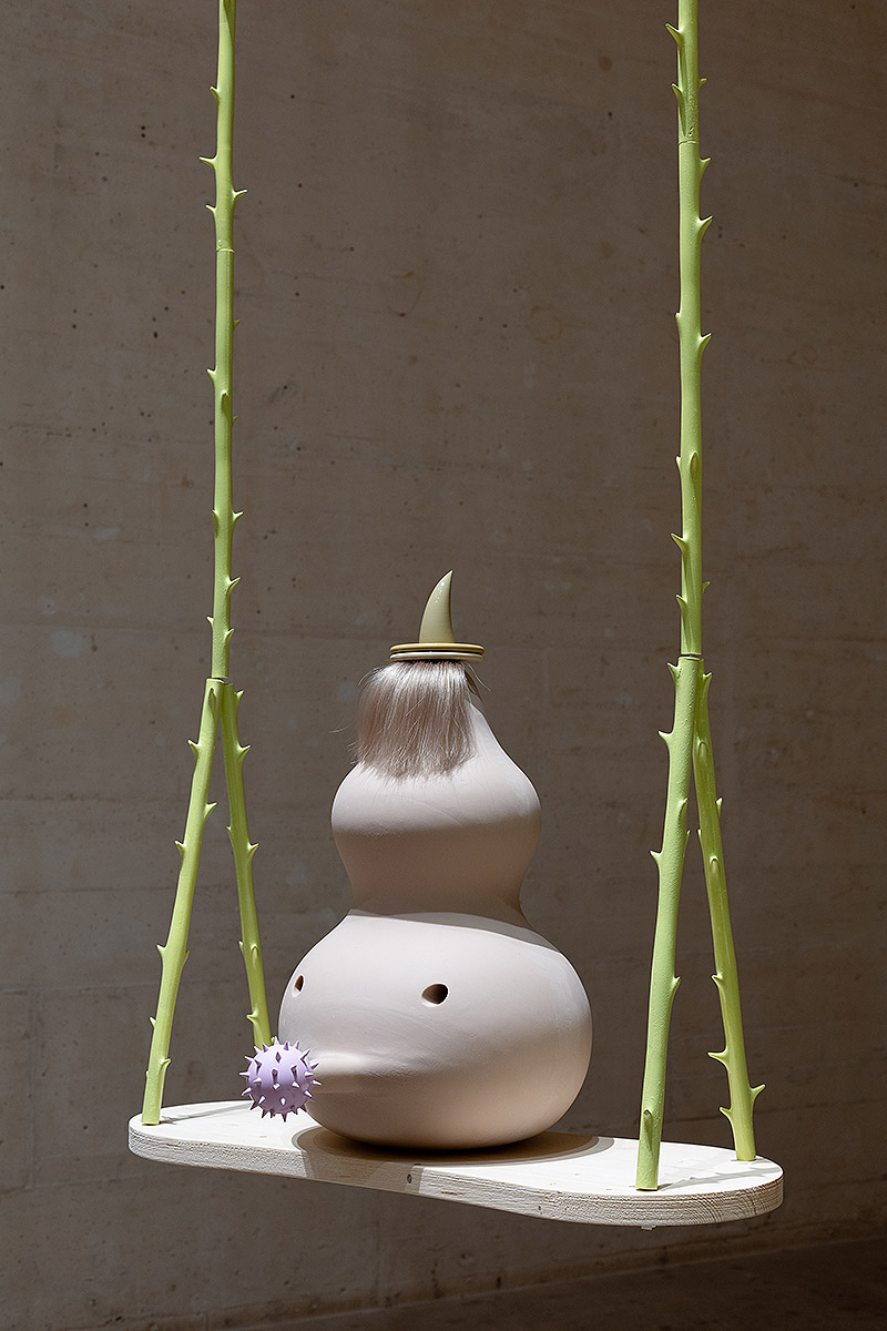 Grip Face - vista de la instalación en la fundación Joan Miró de Mallorca - columpios en los que hay pequeñas estatuillas