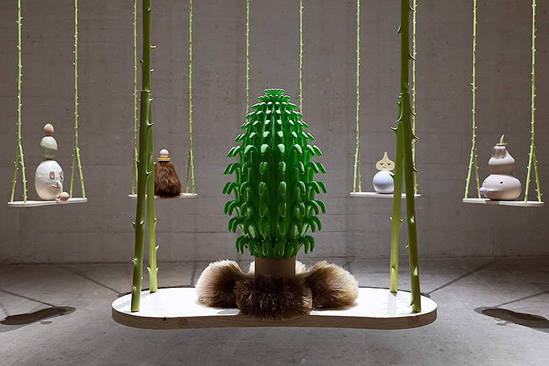 Grip Face - vista de la instalación en la fundación Joan Miró de Mallorca - columpios en los que hay pequeñas estatuillas