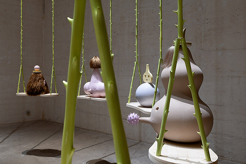Grip Face - vista de la instalación en la fundación Joan Miró de Mallorca - columpios en los que hay pequeñas estatuillas