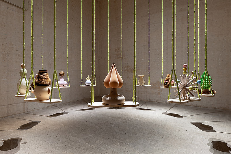 Grip Face - vista de la instalación en la fundación Joan Miró de Mallorca - columpios en los que hay pequeñas estatuillas