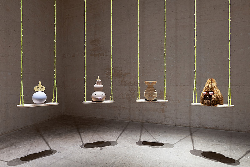 Grip Face - vista de la instalación en la fundación Joan Miró de Mallorca - columpios en los que hay pequeñas estatuillas