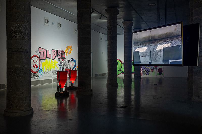 karlos Gil, vista instalacion artística con grafitis en las paredes en la Panera de Lleida