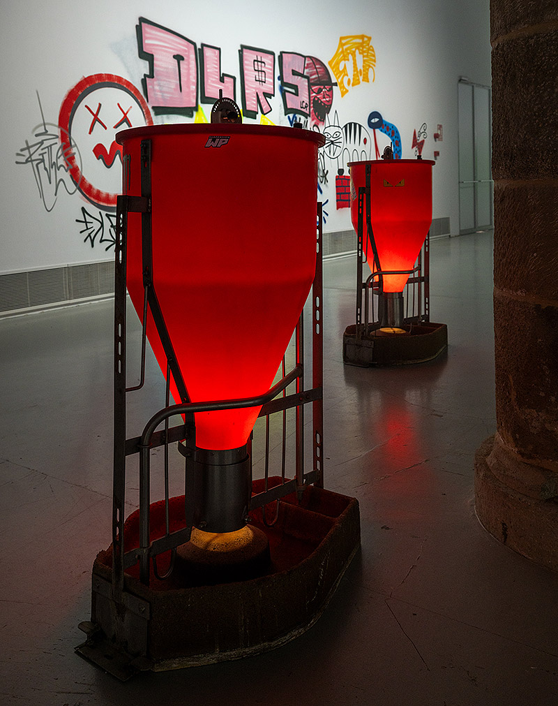 karlos Gil, vista instalacion artística con grafitis en las paredes en la Panera de Lleida