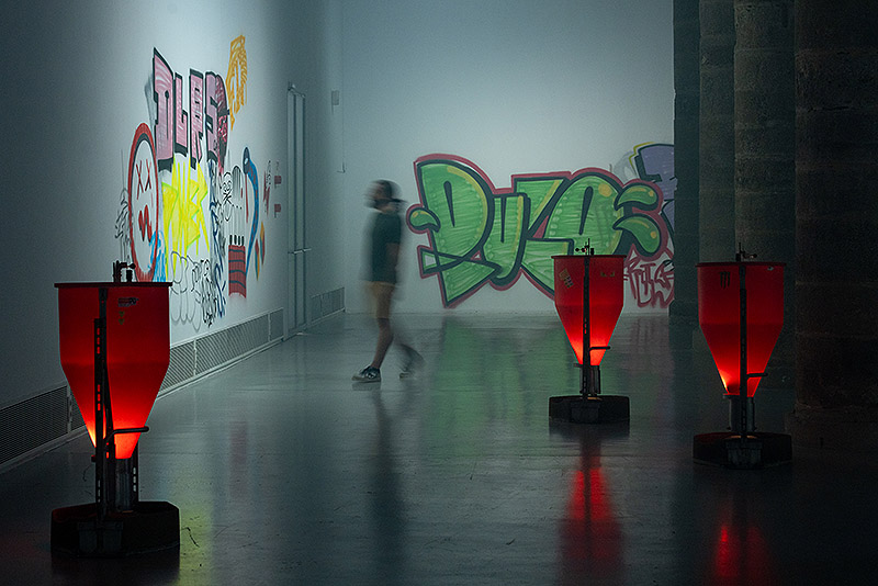 karlos Gil, vista instalacion artística con grafitis en las paredes en la Panera de Lleida