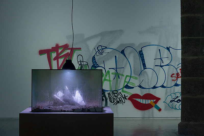 karlos Gil, vista instalacion artística con grafitis en las paredes en la Panera de Lleida