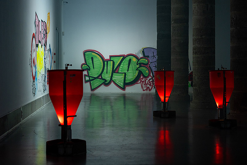 karlos Gil, vista instalacion artística con grafitis en las paredes en la Panera de Lleida