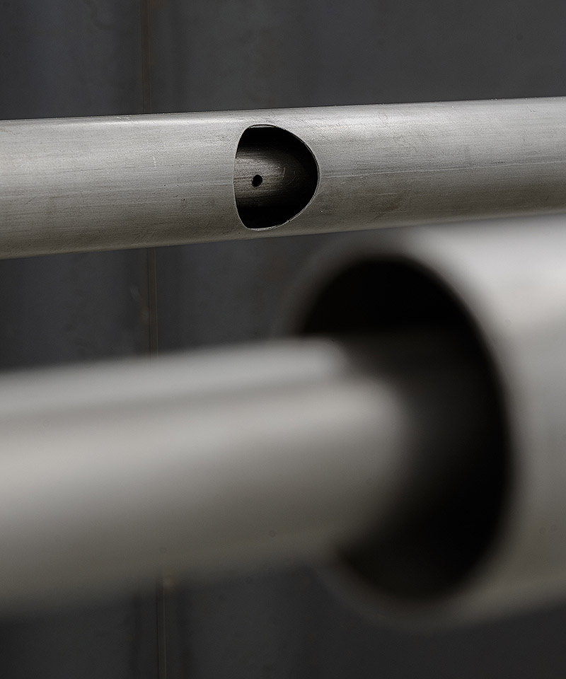 Oro tejido con Paja - vista de la exposición con esculturas por las paredes y el suelo