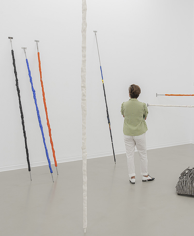 Oro tejido con Paja - vista de la exposición con esculturas por las paredes y el suelo