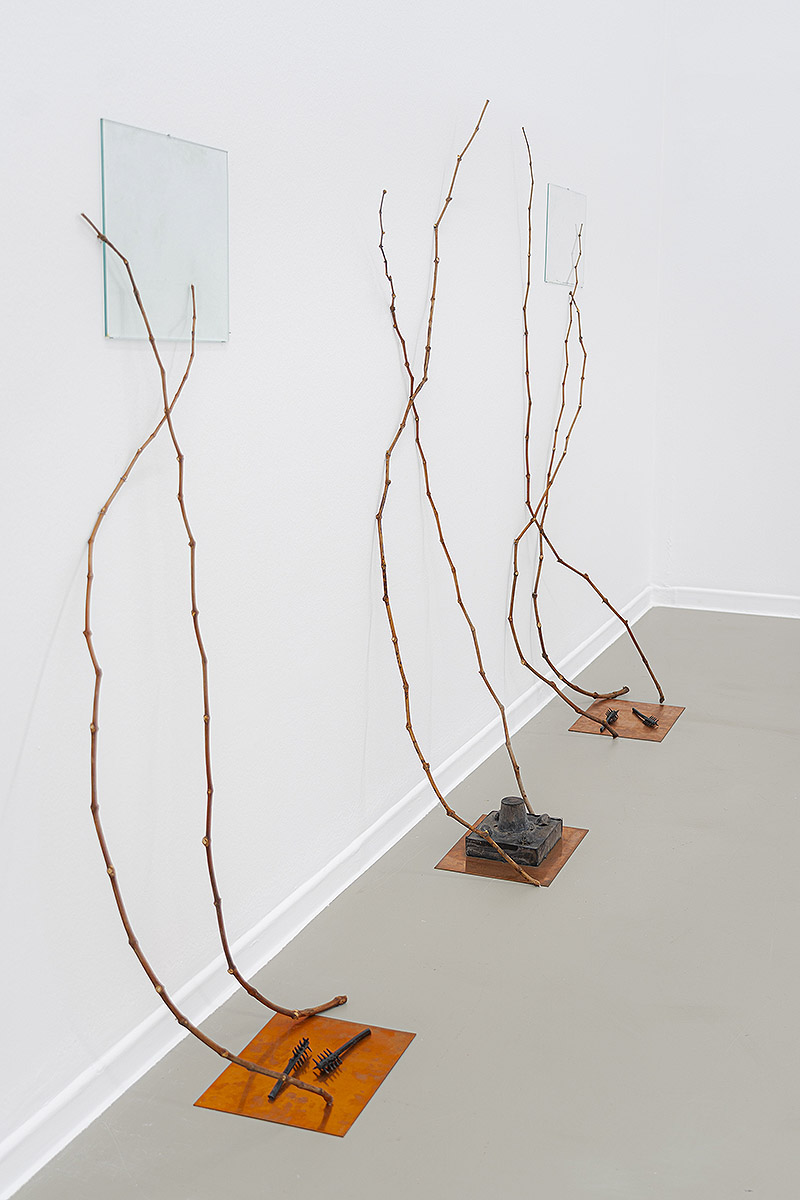 Oro tejido con Paja - vista de la exposición con esculturas por las paredes y el suelo