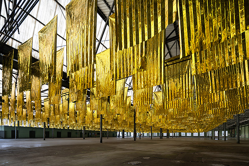 Imagen de instalación de telas doradas que cuelgan.