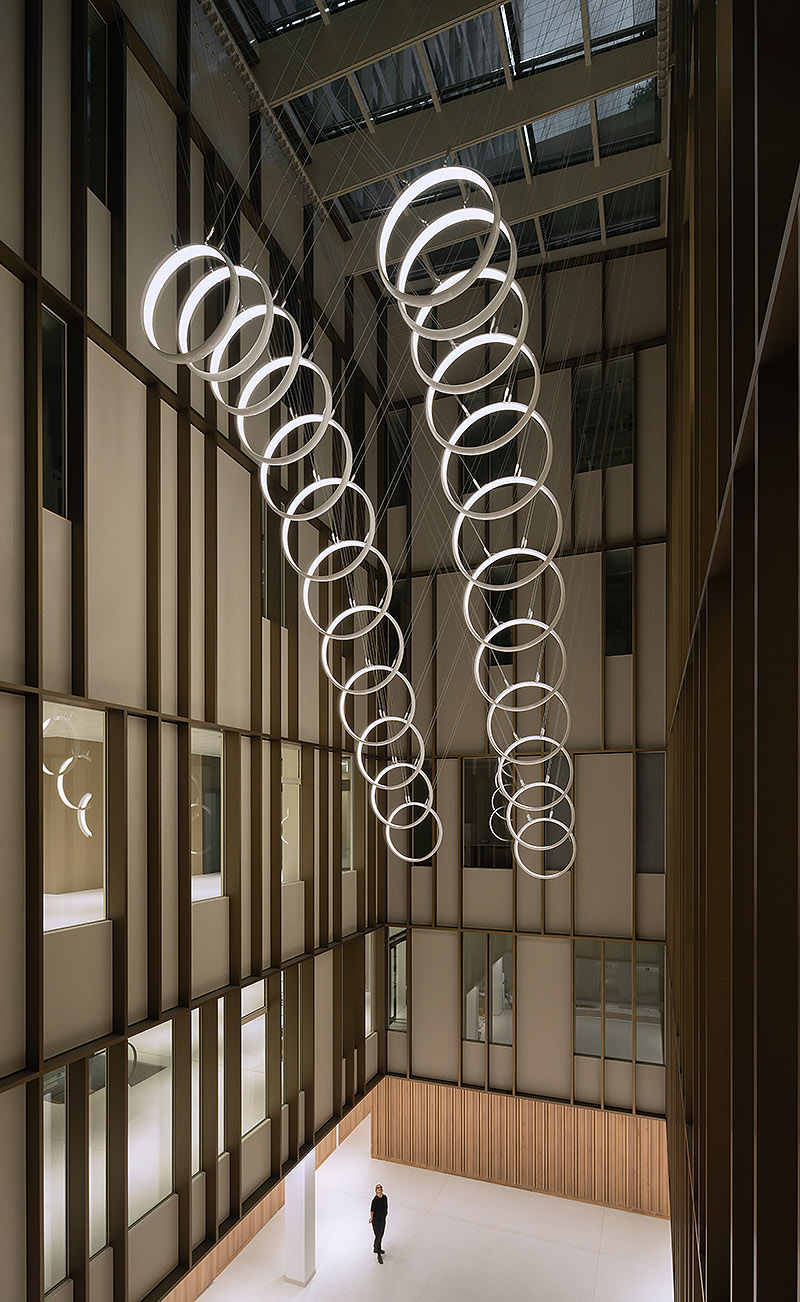 Imagen de esculturas colgadas de metal