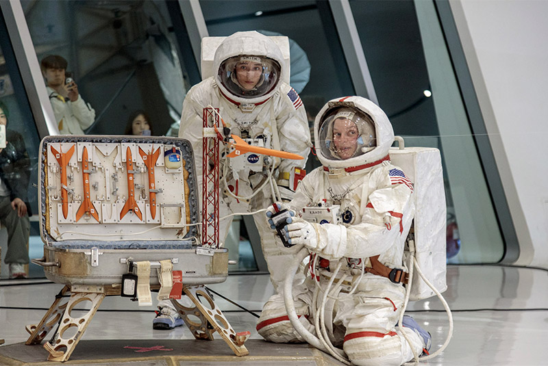 Tom Sachs - Space Program: Infinity - imagen de la exposición con objetos de la exploración espacial