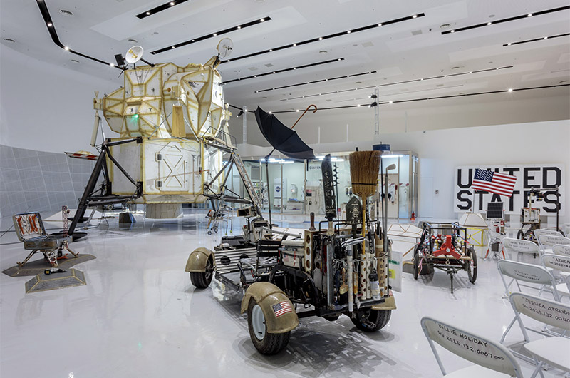 Tom Sachs - Space Program: Infinity - imagen de la exposición con objetos de la exploración espacial