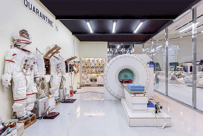 Tom Sachs - Space Program: Infinity - imagen de la exposición con objetos de la exploración espacial