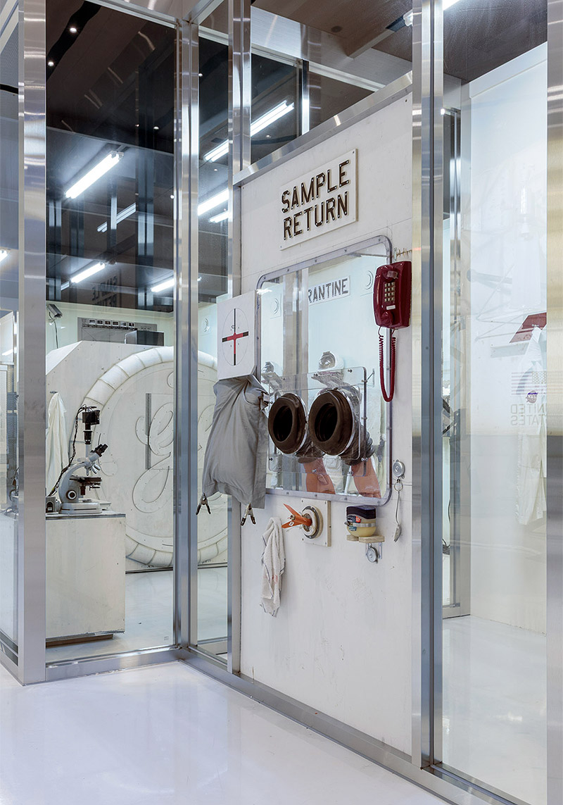 Tom Sachs - Space Program: Infinity - imagen de la exposición con objetos de la exploración espacial