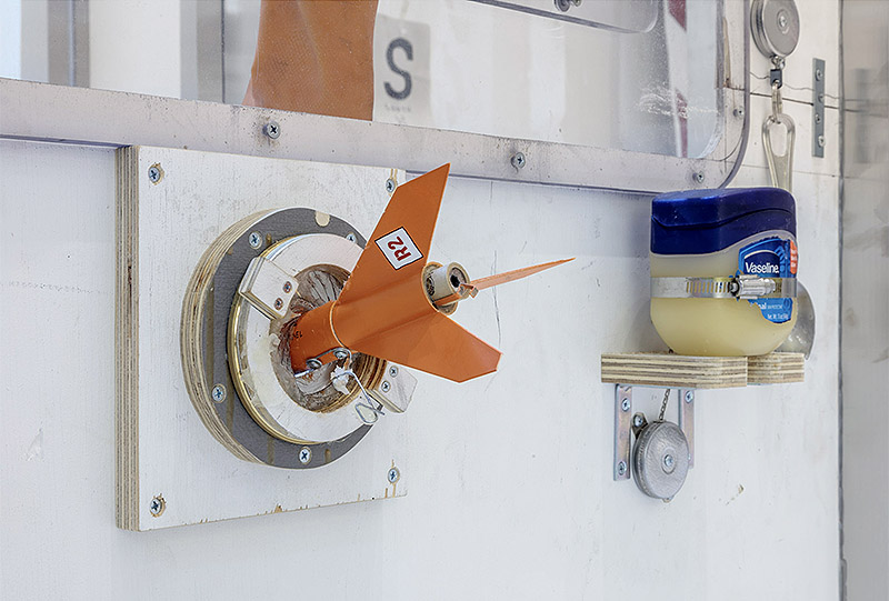 Tom Sachs - Space Program: Infinity - imagen de la exposición con objetos de la exploración espacial