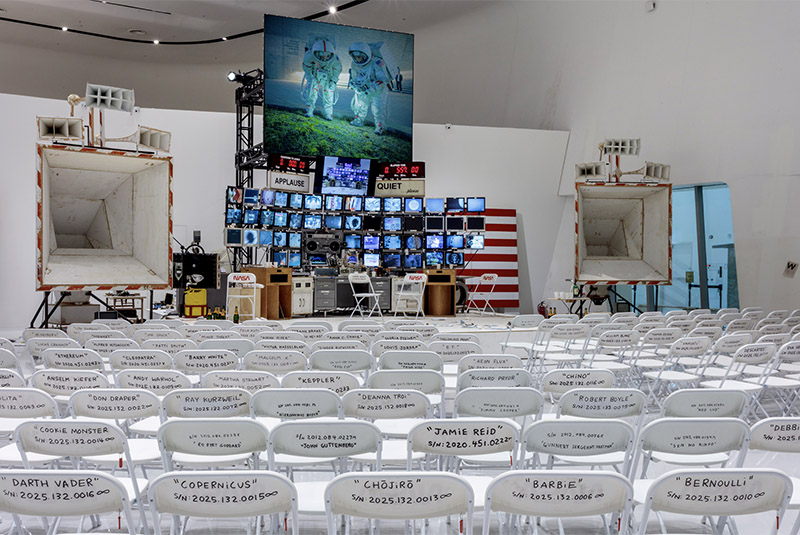 Tom Sachs - Space Program: Infinity - imagen de la exposición con objetos de la exploración espacial