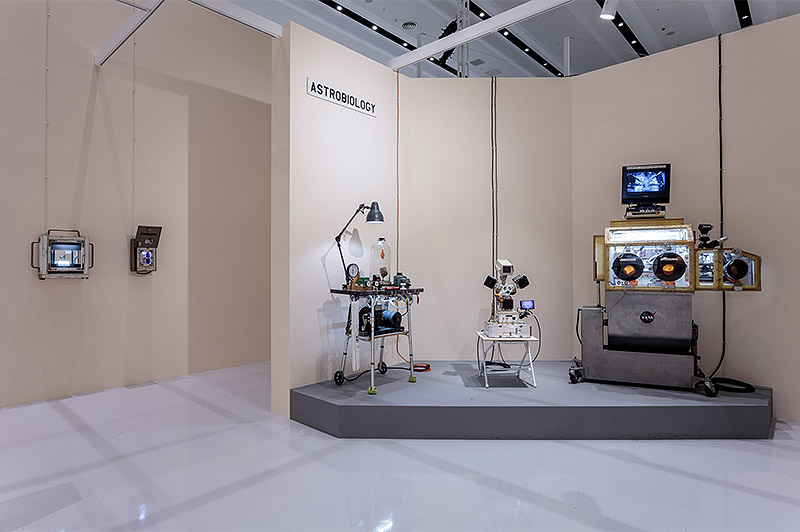 Tom Sachs - Space Program: Infinity - imagen de la exposición con objetos de la exploración espacial