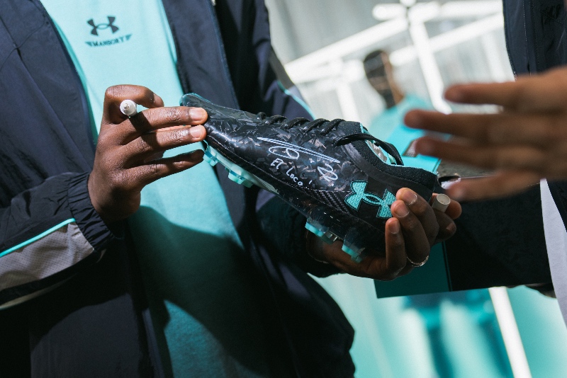 Toni Rüdiger con una de las zapatillas de la nueva colección exclusiva de Under Armour junto a Mansory