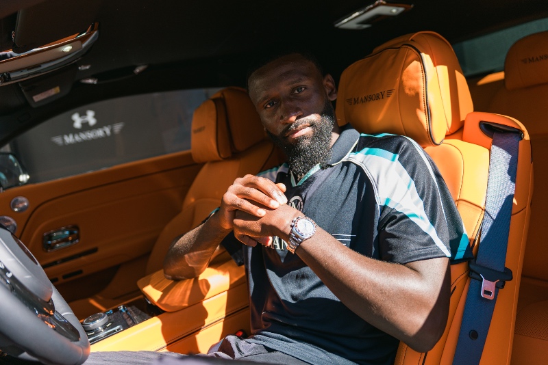 Toni Rüdiger, en el coche, es la imagen de la nueva colección exclusiva de Under Armour junto a Mansory