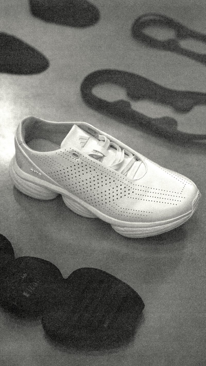 adidas y Arte Antwerp nos sirven futurismo minimalista