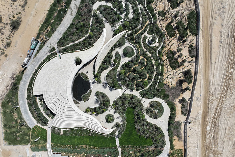 Vista aérea del Centro de Experiencia Ghaf Woods y su paisajismo realizado por Aoe estudio arquitectura china
