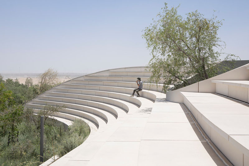 Graderío exterior integrado en la cubierta del Centro de Experiencia Ghaf Woods diseñado por Aoe estudio arquitectura china