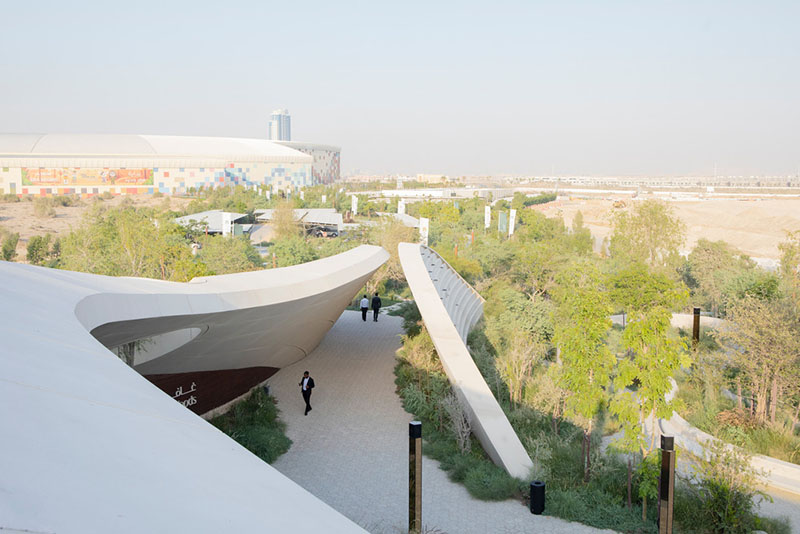 Vista panorámica de senderos y volúmenes del Centro de Experiencia Ghaf Woods proyectado por Aoe estudio arquitectura china
