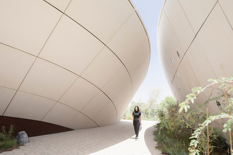Vista aérea del Centro de Experiencia Ghaf Woods diseñado por Aoe estudio arquitectura china junto a la autopista Sheikh Mohamed bin Zayed