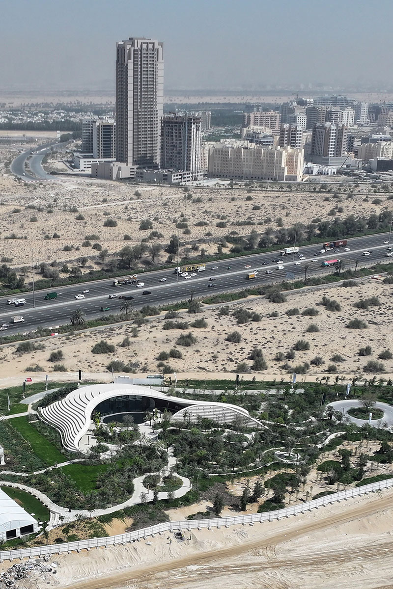 Paso peatonal entre volúmenes curvos del Centro de Experiencia Ghaf Woods proyectado por Aoe estudio arquitectura china